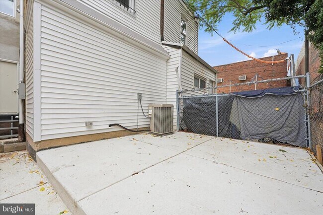Building Photo - 2310 Tasker St