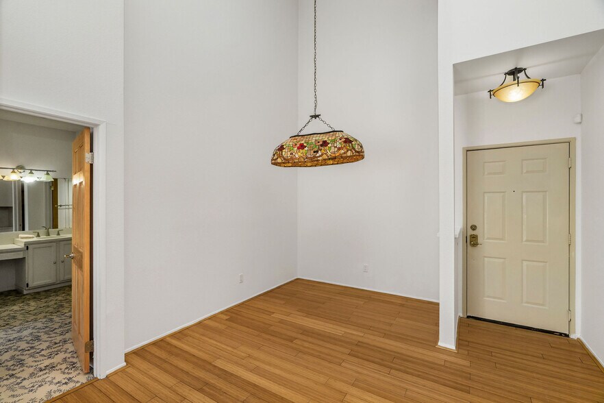 Building Photo - 5420 Sylmar Ave