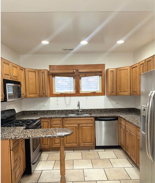 Building Photo - 1814 W Pershing Rd