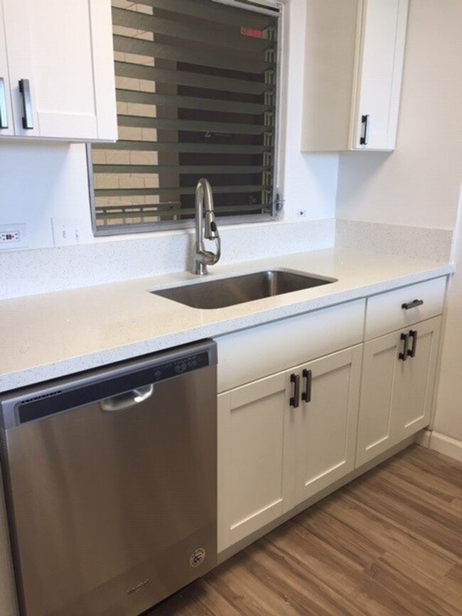 Building Photo - Newly Renovated 2 bedroom/2 bath unit at C...