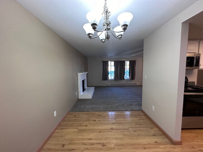 Building Photo - Charming 2 bdrm, 1 bath in Maplewood Neigh...