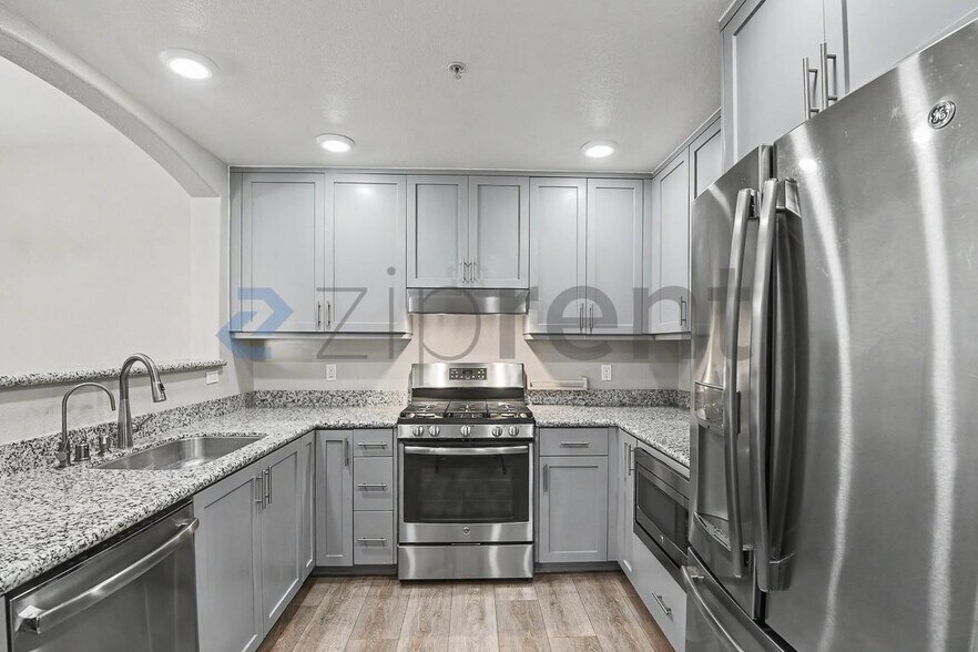 Building Photo - Unit 403