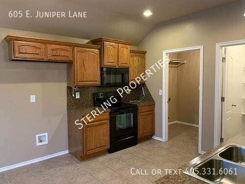 Building Photo - 605 E Juniper Ln