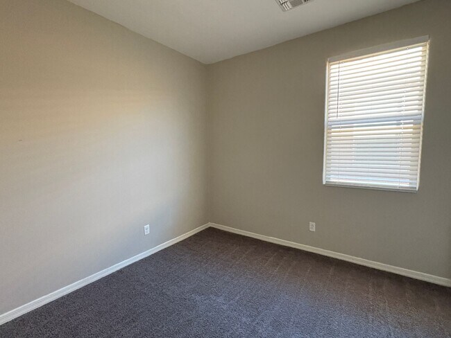 Building Photo - Northwest 3 Bedroom