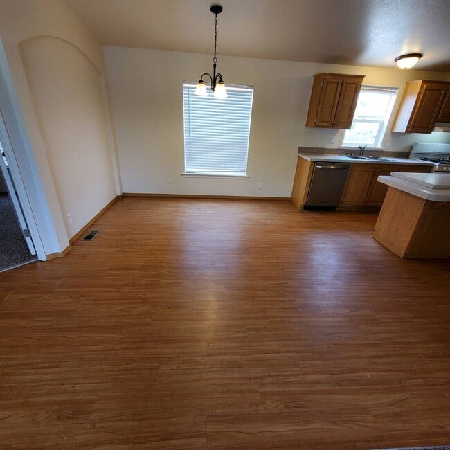 Building Photo - Pet Friendly 4 Bedroom  2 Bath w/ 2 Car Garage