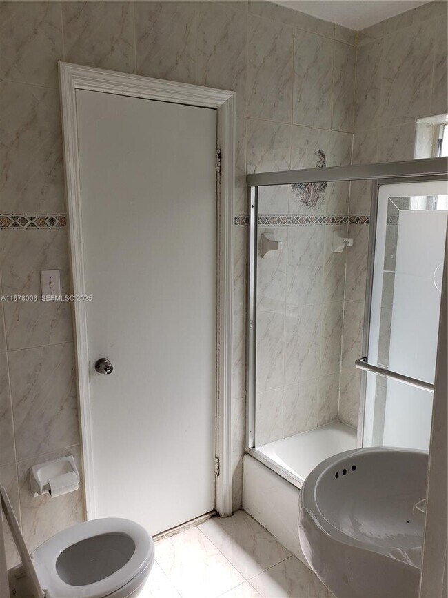 Building Photo - 6912 NE 5th Ave