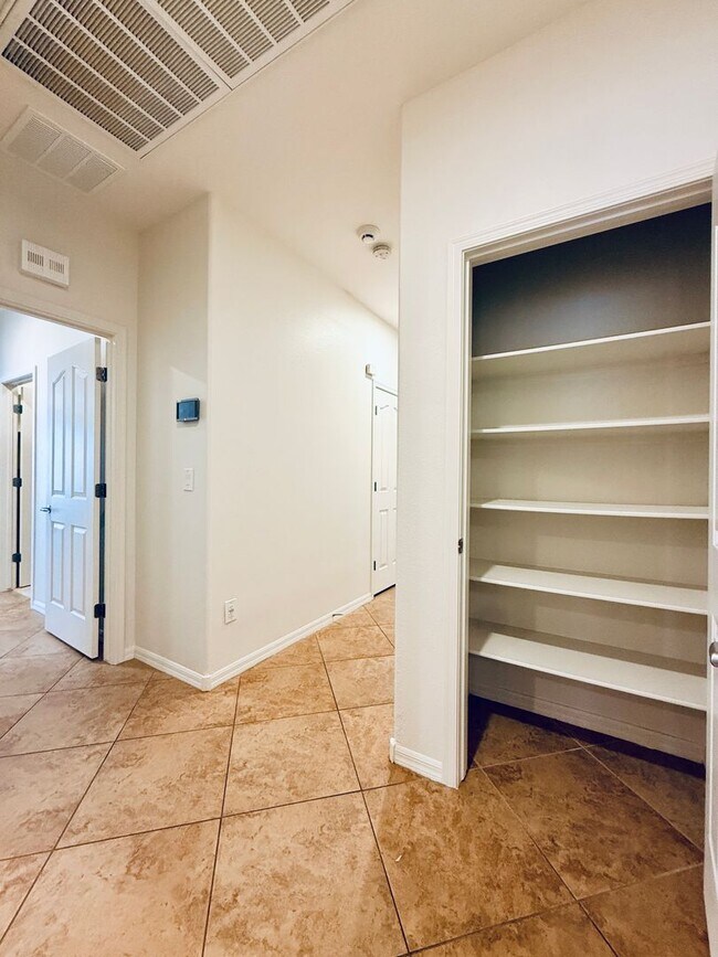 Building Photo - Beautiful Sun City Anthem home-55+ Community Available Now!