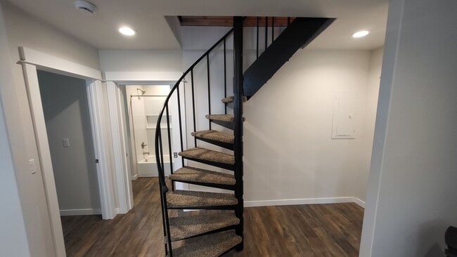 Building Photo - 1460 NW Newport Ave