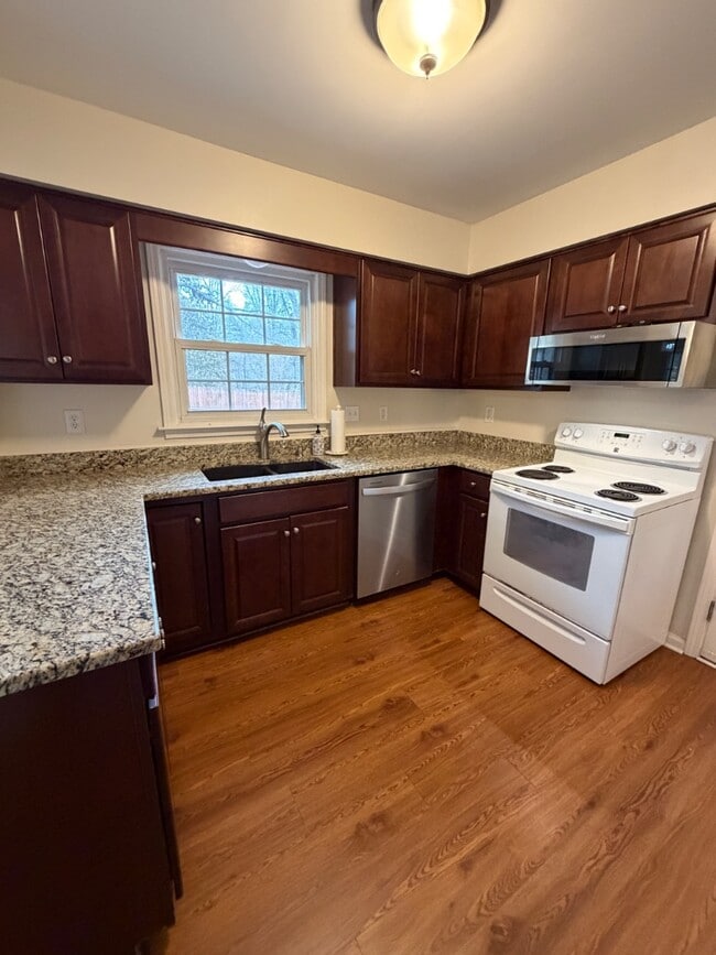 Building Photo - 525 Vineleaf Dr