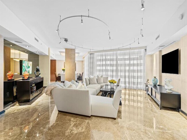 Building Photo - 333 Las Olas Way