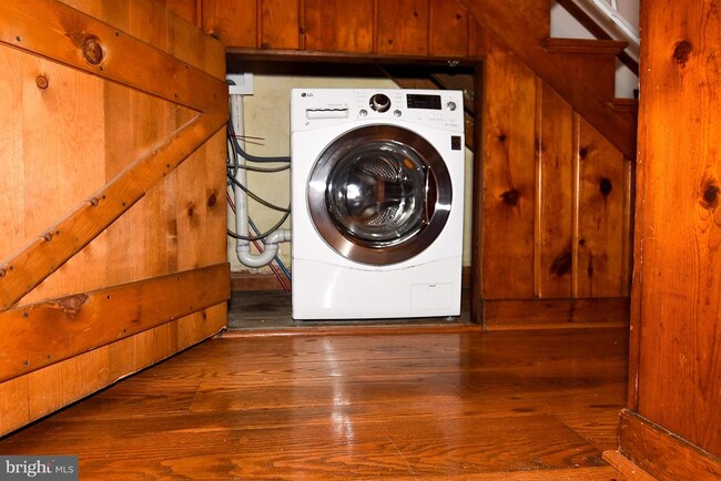 Building Photo - 915 Hughes Mews NW