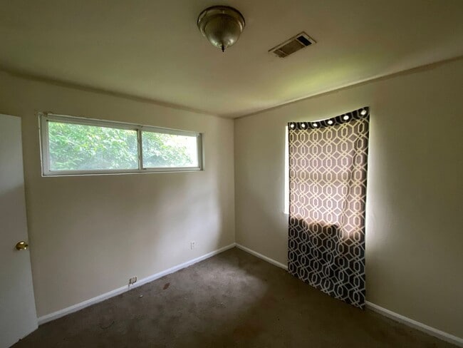 Building Photo - Cozy 3 bedrooms with charming kitchen upda...