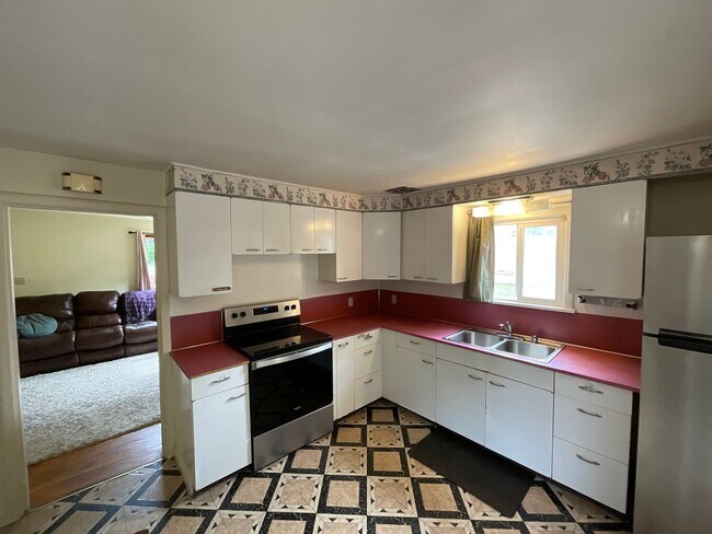 Building Photo - Great 2 Bedroom 1 Bath Home Near the Heart of Shelton