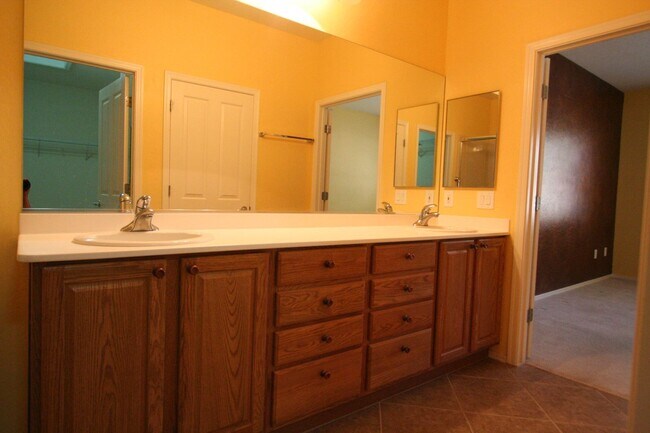 Building Photo - 2 bed w/den, 2 bath, 2 car single story house