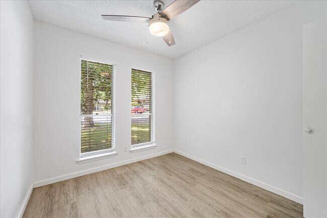 Building Photo - 7505 Shadywood Dr