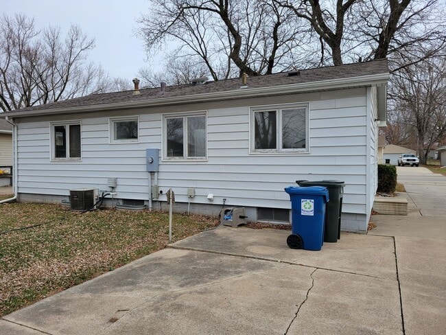 Building Photo - 4 Bed 2 Bath house for Rent!