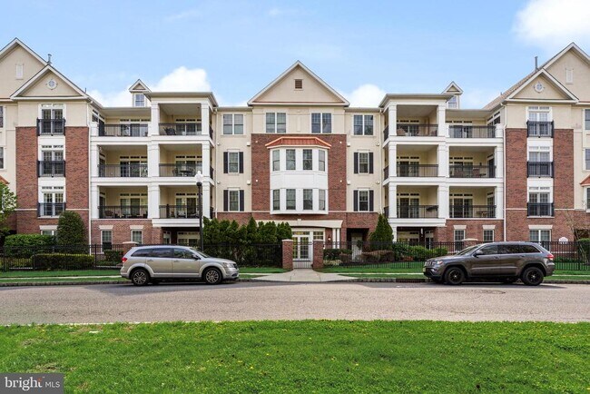 Building Photo - 2022 Crescent Wy