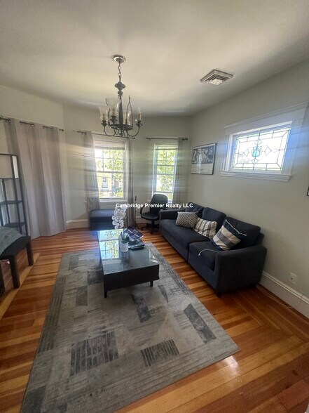 Building Photo - 399 School St