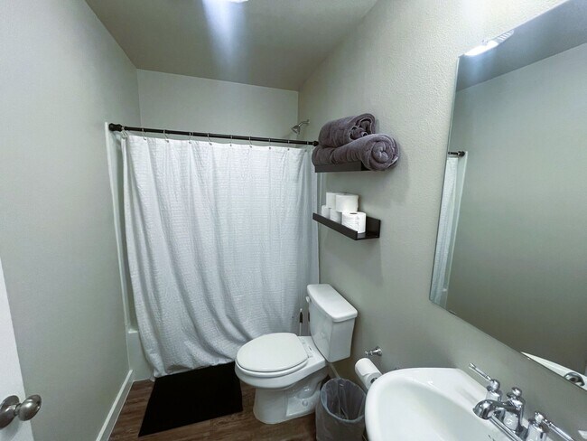 Building Photo - Stunning Two Bedroom Home In Bell Farms!