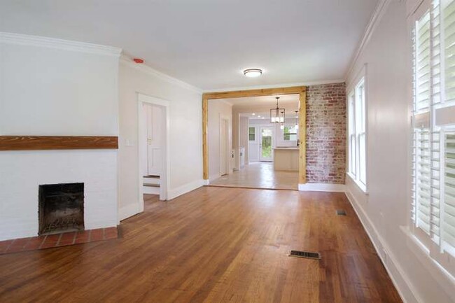 Living room/kitchen area - 2027 Higbee Ave