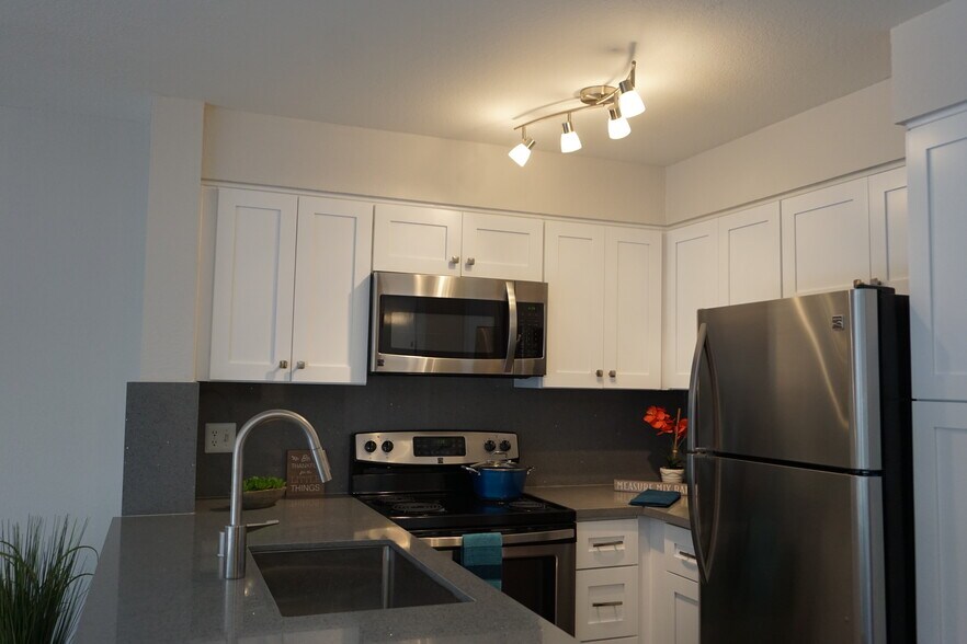 Building Photo - 39199 Guardino Dr