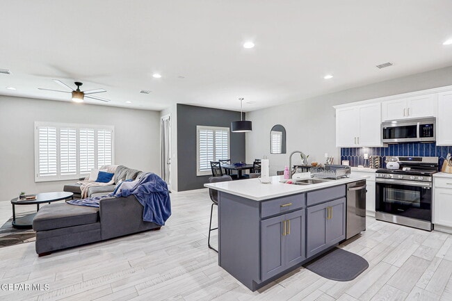 Building Photo - 325 Playa Vis St