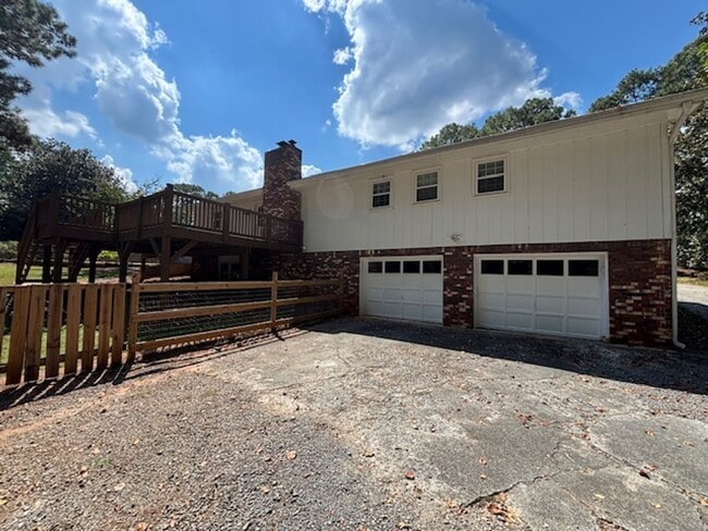 Building Photo - Beautifully Renovated 3-Bedroom, 2-Bath Ranch Home on Full Basement!