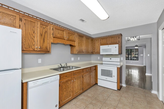 Building Photo - 2904 McDonald Dr SW