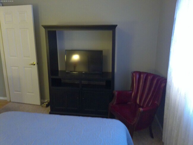 Building Photo - Fully furnished short term rental less then 6 months great for winter rental