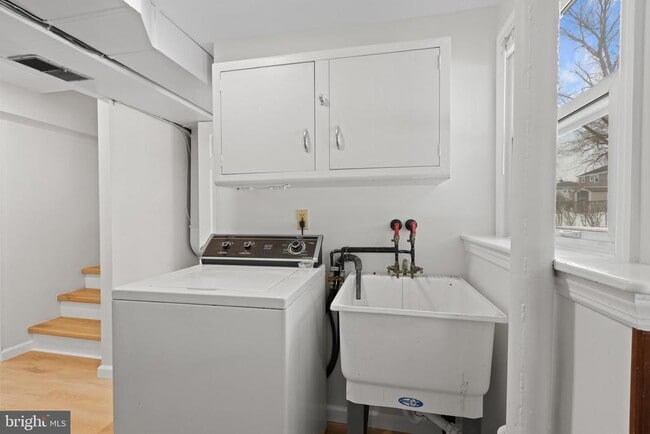 Building Photo - 154 Valleybrook Rd E