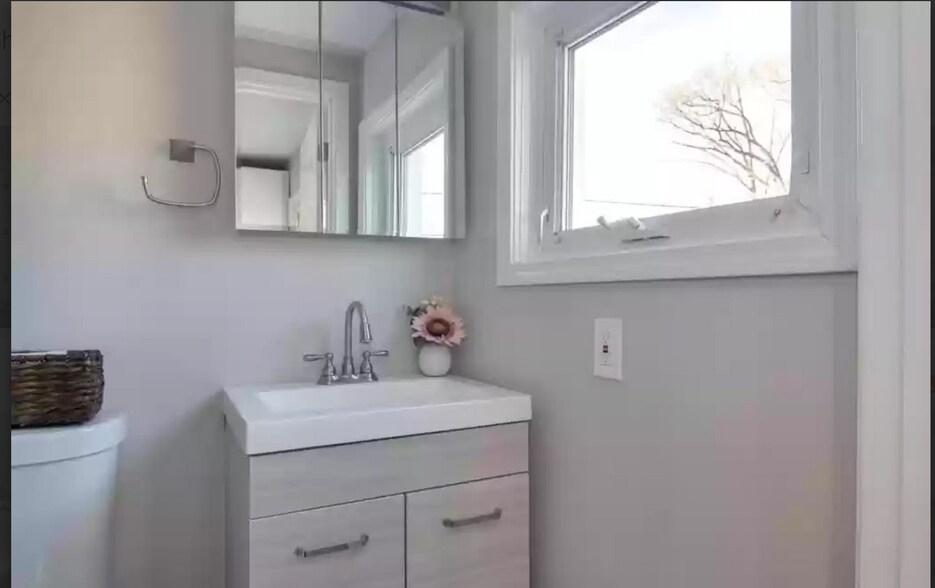 Building Photo - 14744 Athens Ave