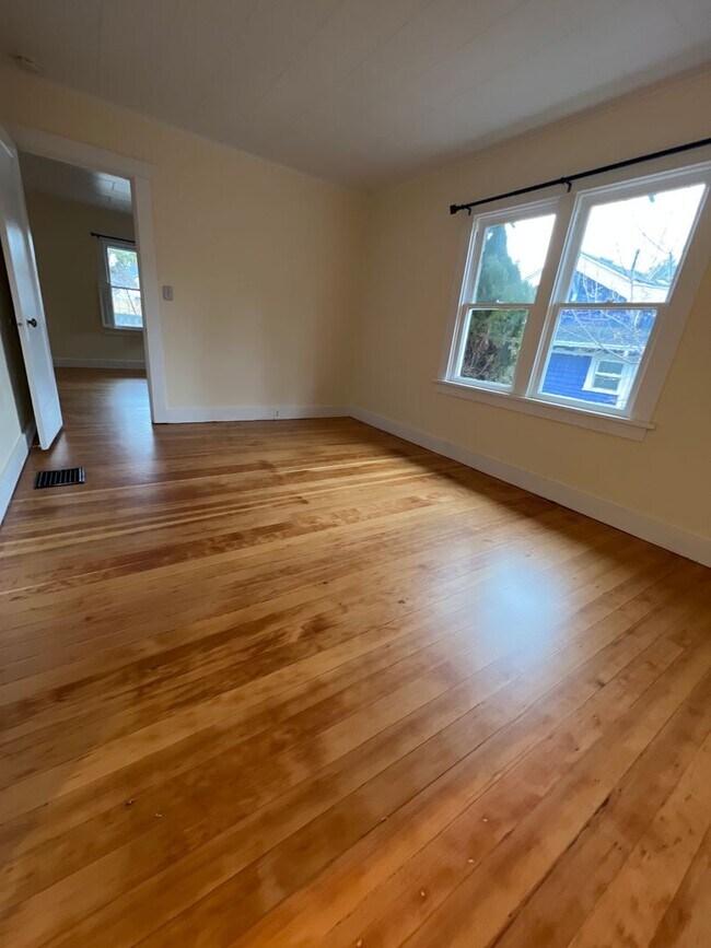 Building Photo - Remodeled DOWNTOWN Bend House, Newer Flooring/Paint/Appliances, Gas heat, Small Garage, Fenced Yard