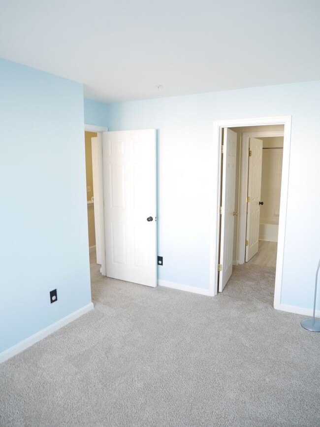 Building Photo - Spacious Townhome- Glen Burnie, MD *PET FR...