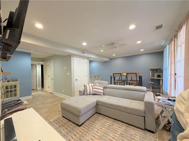 Building Photo - UPDATED 2BR/2BA WEST PLAZA CONDO