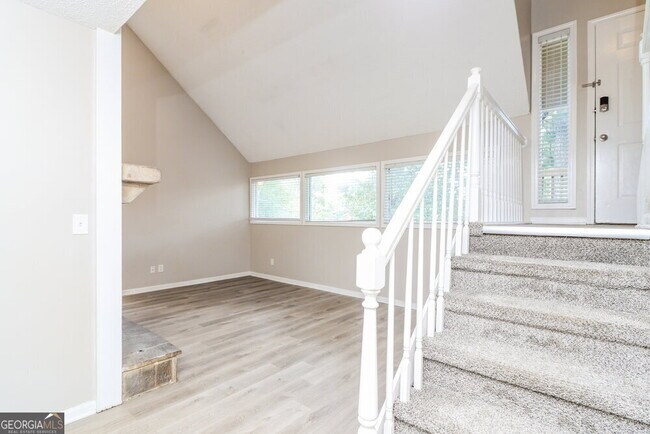 Building Photo - 961 Woodmont Dr