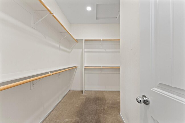 Building Photo - 30324 Town Square Dr