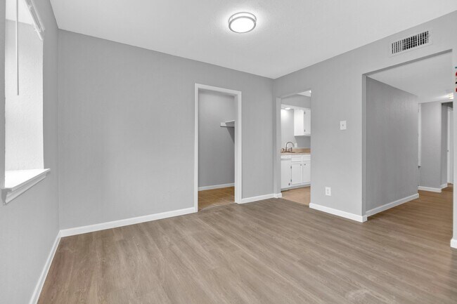 Building Photo - 521 Spring Dr