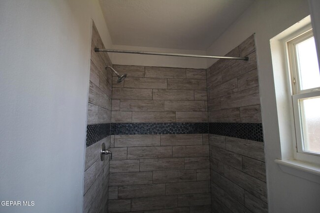 Building Photo - 351 Duanesburg St
