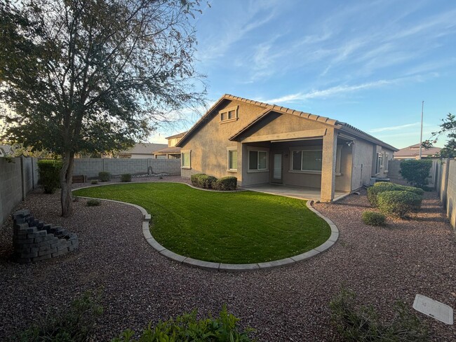 Building Photo - Welcome home to this meticulously maintained property in desirable Sun Groves Subdivision!