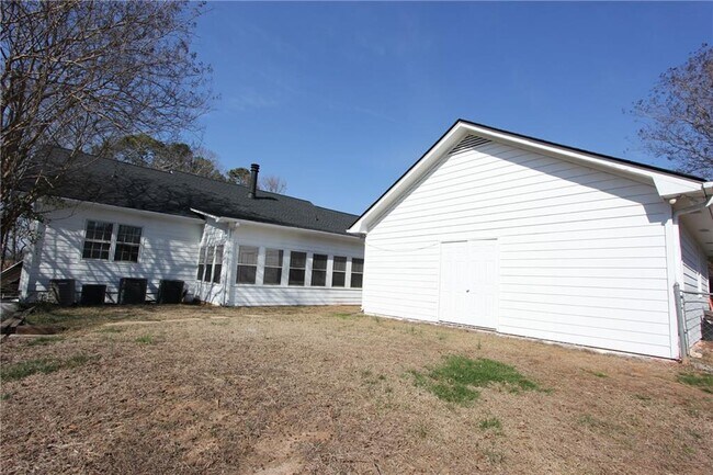 Building Photo - 818 Springlake Rd