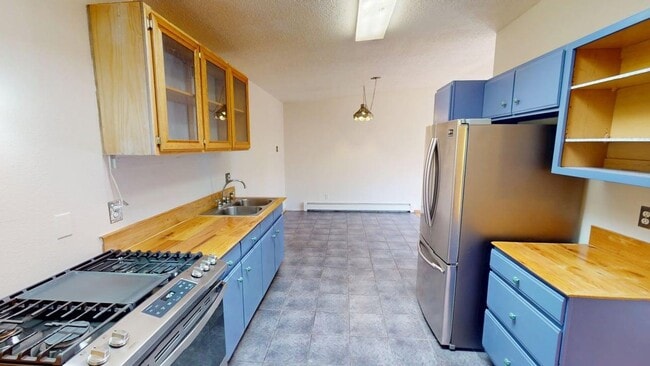 Building Photo - 2 Bedroom with a Patio with beds