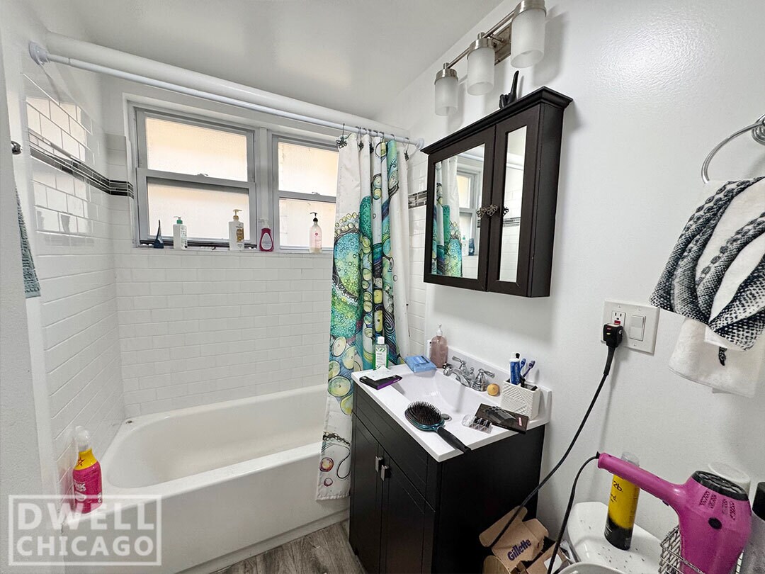 Building Photo - 727 W Roscoe St