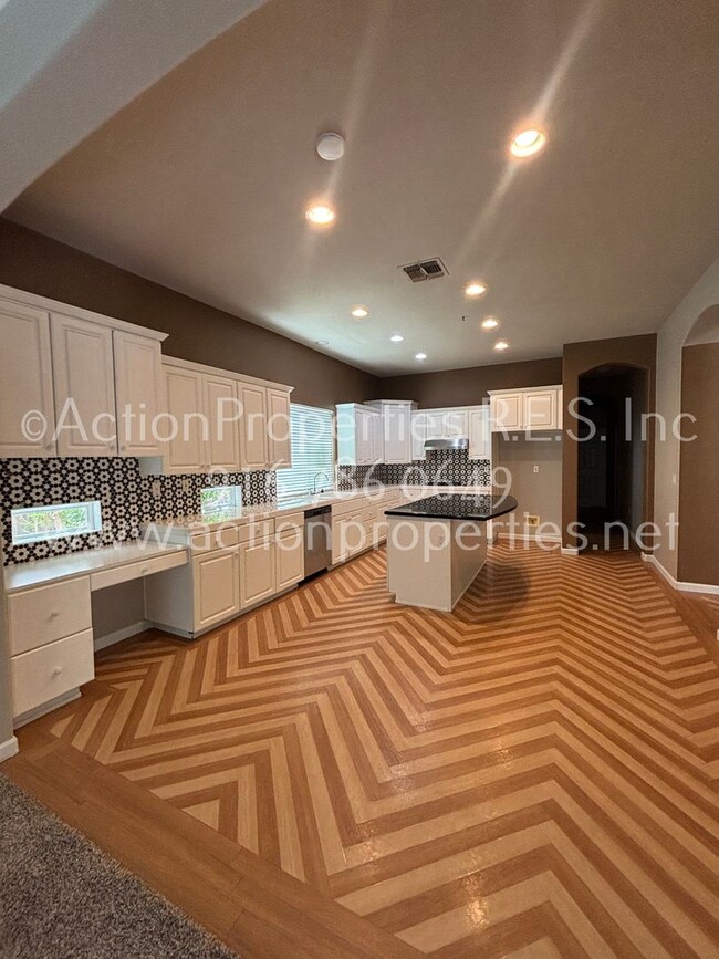 Building Photo - Single Story, Possible In-law or Great Hom...