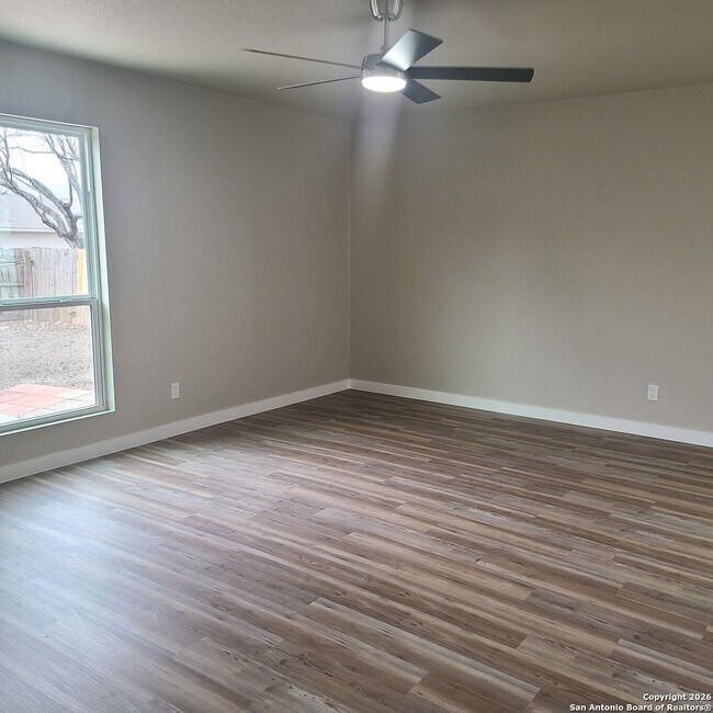 Building Photo - 3 Bedrooms 1 and 1/2 Bath