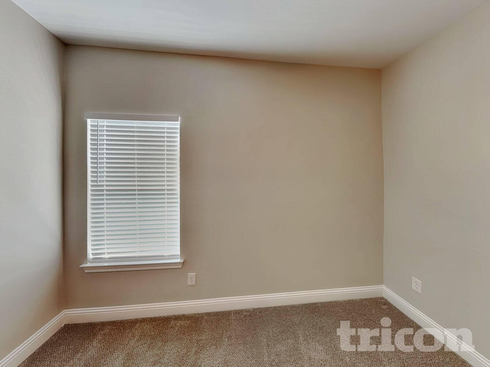 Building Photo - 1002 Woodcrest Dr