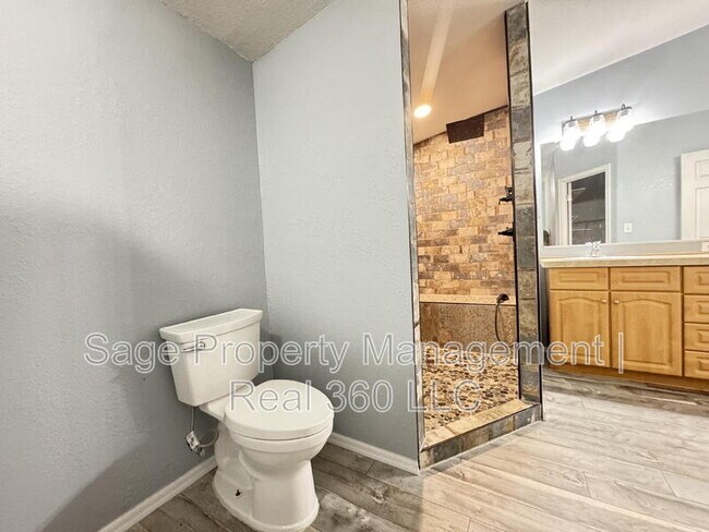 Building Photo - 4879 N Monterey Dr