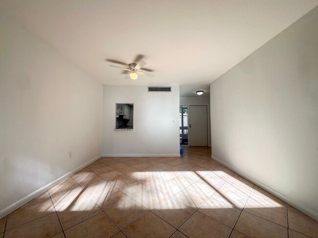 Building Photo - 1 bed/1 bath condo in Sparrow - Available Mid-August!