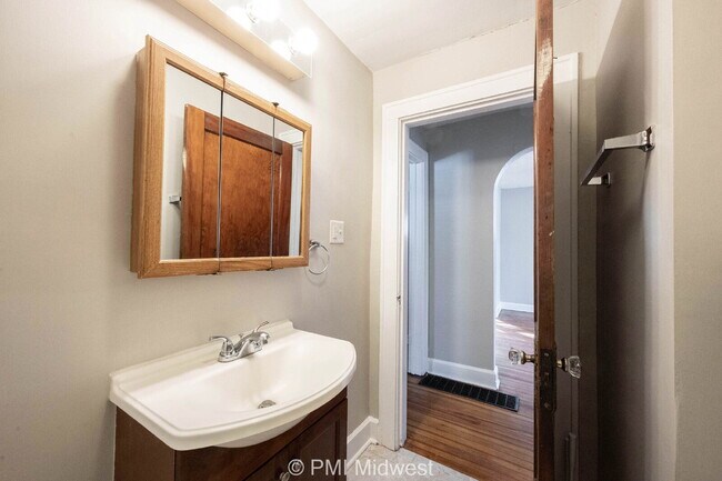 Building Photo - "Charming 2-Bedroom Retreat in Heart of In...