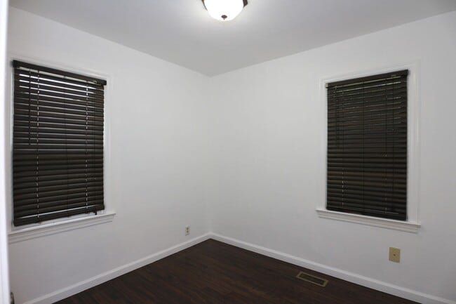 Building Photo - 2 Bedroom Home By Highland Park!