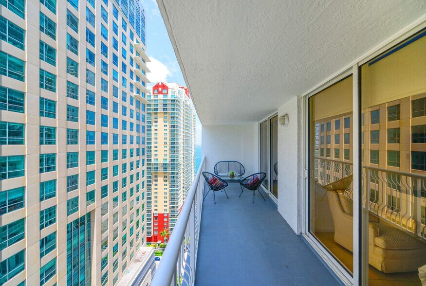 Building Photo - 1200 Brickell Bay Dr